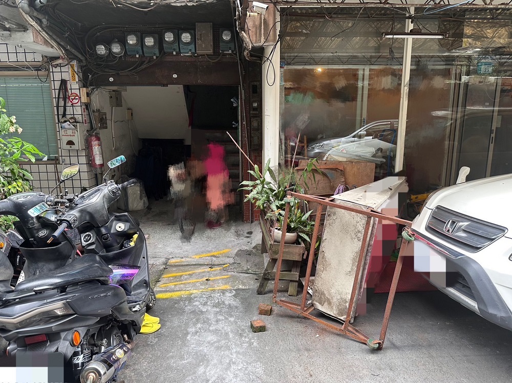 醉漢纏店家要看監視畫面 71歲老闆怒揮刀劃傷他手臂 262 醉漢纏店家要看監視畫面 71歲老闆怒揮刀劃傷他手臂 261