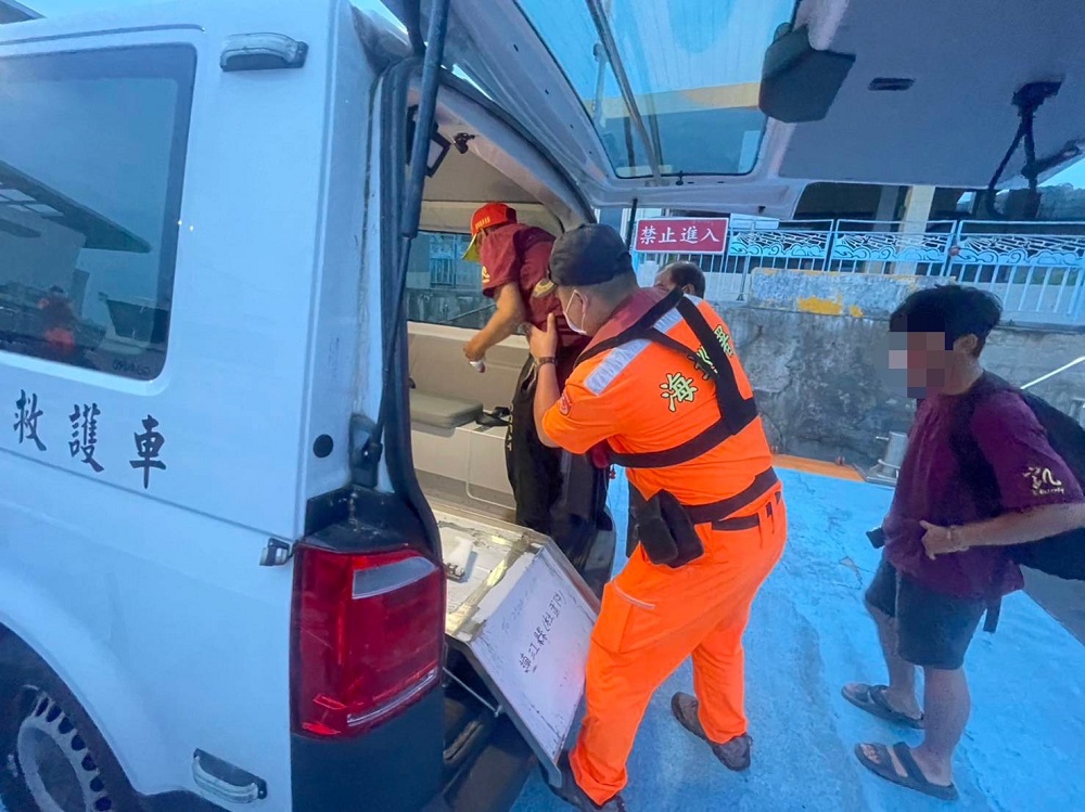 碼頭工人手指粉碎性骨折 馬祖海巡馳援後送就醫 272 碼頭工人手指粉碎性骨折 馬祖海巡馳援後送就醫 271