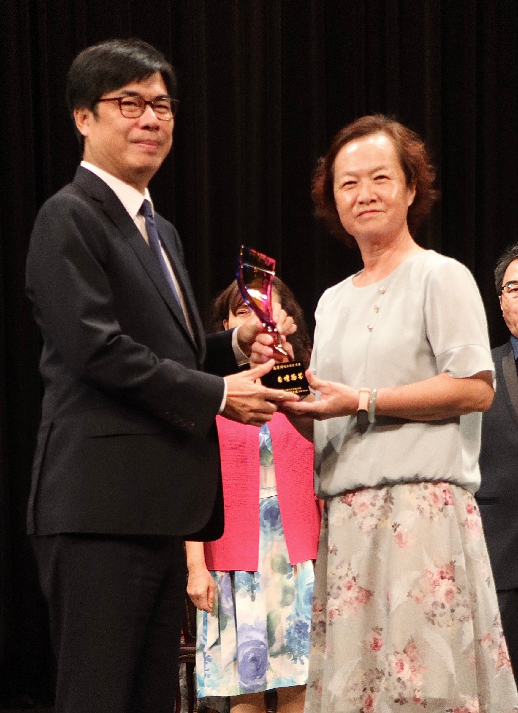 高雄市112學年度新卸任校長布達暨交接典禮 陳其邁市長勉校長秉持教育初心，為高雄教育打拼