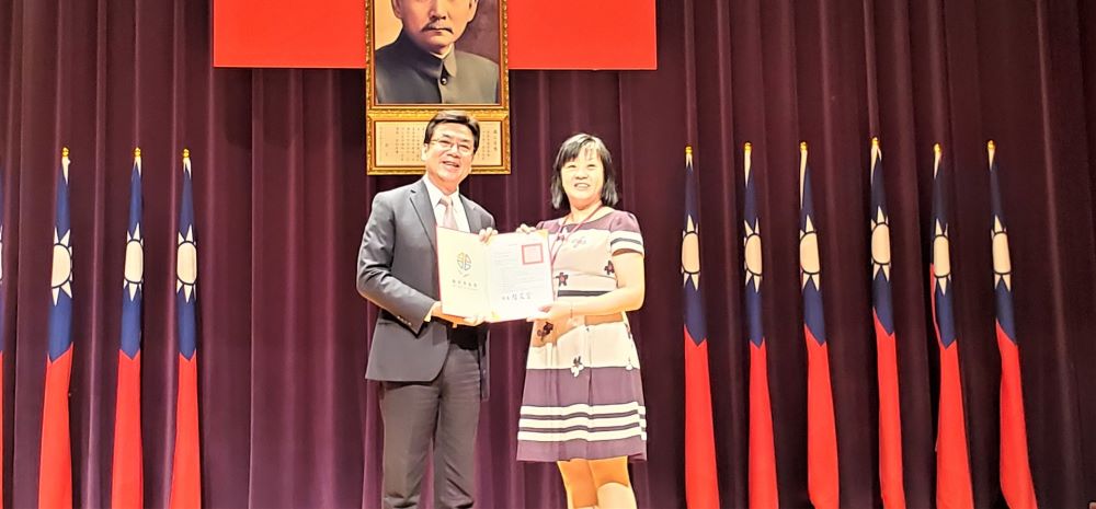 《圖說》頒發新任校(園)長聘書-劉副市長(左)、楊小梅校長(右) 。〈教育局提供〉