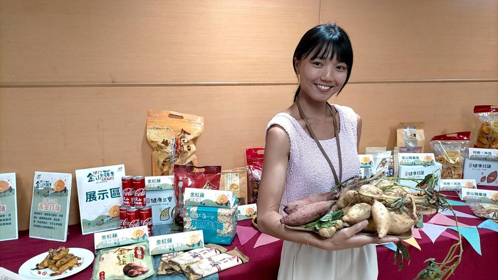 《圖說》2023「眾望所藷焢窯趣」千人焢窯主活動記者會,金山美女展示甜美的金山甘藷。〈記者陳天賜攝〉