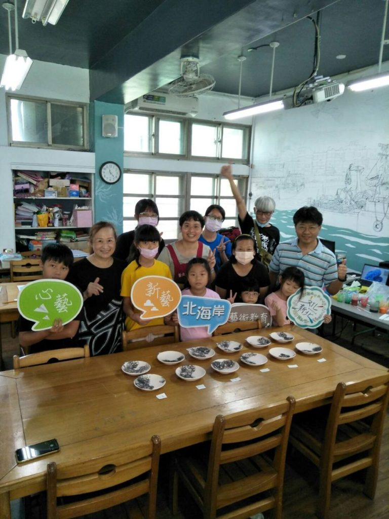 《圖說》陶藝家陳永皓指導孩子運用高超的泡泡技巧創作青花瓷。〈文化局提供〉