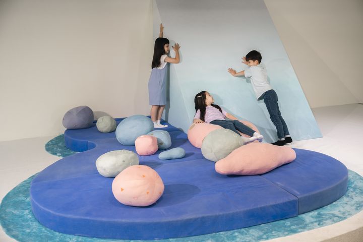 親子同遊桃美館「我用身體畫座島」的科技.遊戲.互動藝術