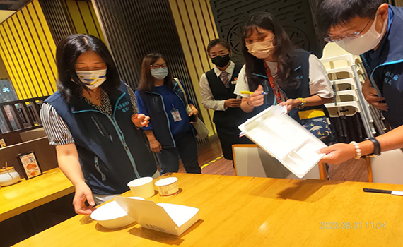 禁用PLA免洗餐具首日 宜縣環保局至百貨公司購物中心宣導查核