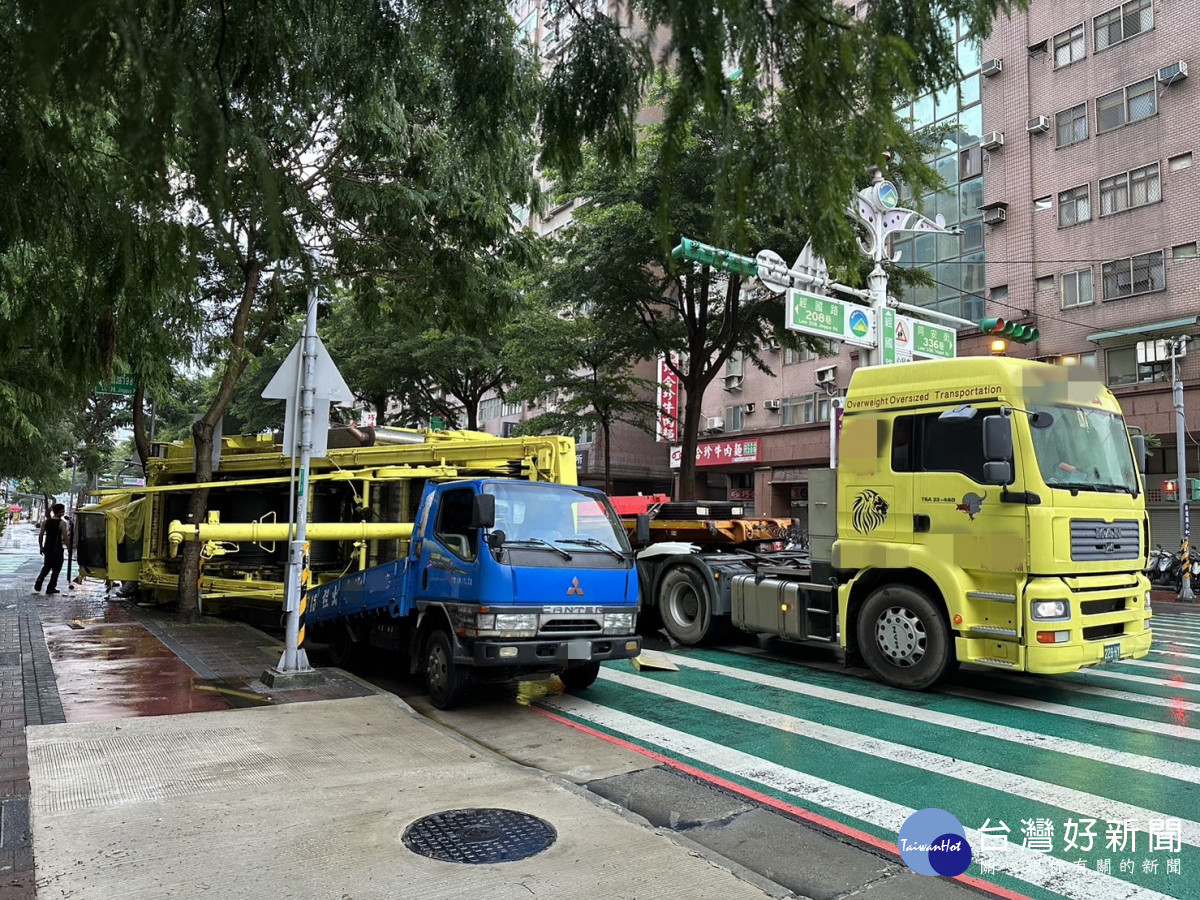 桃園市交通意外，起重機翻覆壓毀小貨車。
