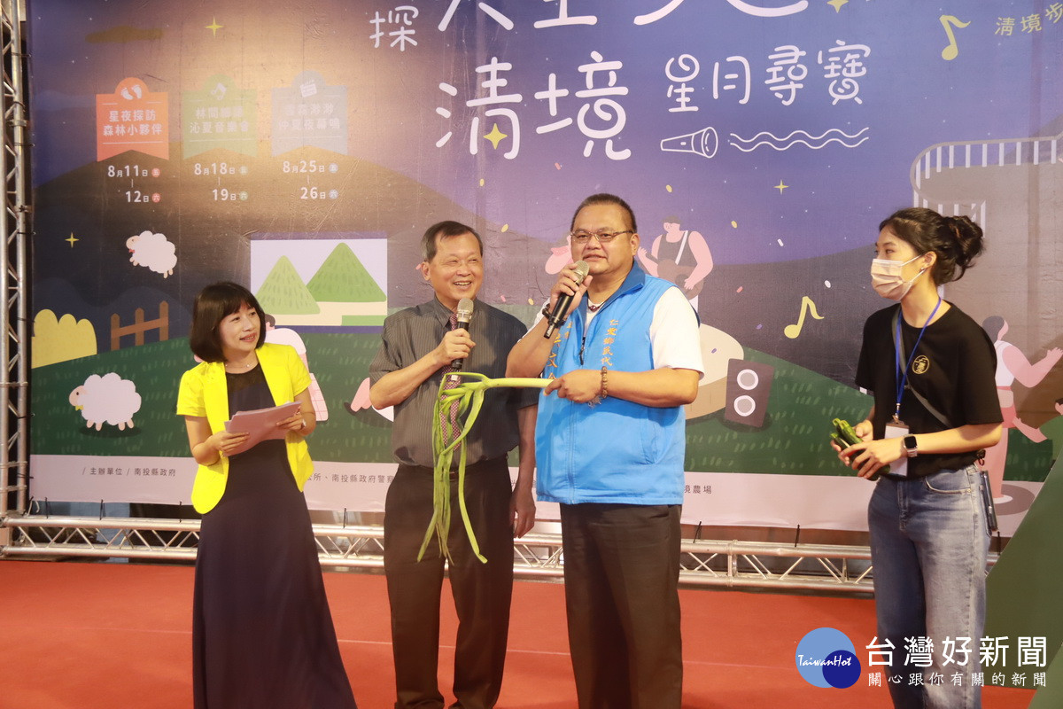 王副縣長與仁愛代表會洪主席介紹高山蔬果。(記者扶小萍攝)