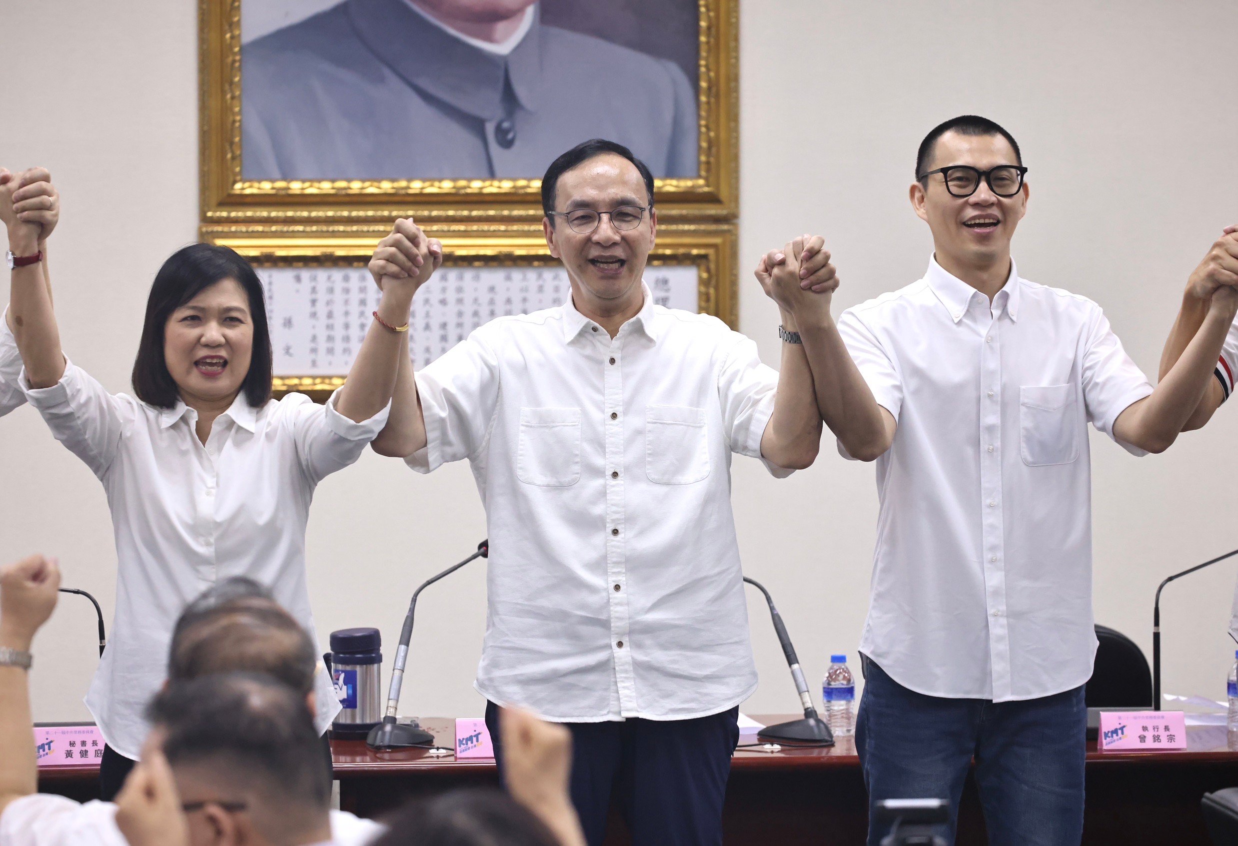 國民黨中常會今日通過台南市第1選區徵召星辰海科技有限公司負責人周宏昌(右)、高雄市第4選區徵召前議員陳若翠(左)參選。林啟弘攝
