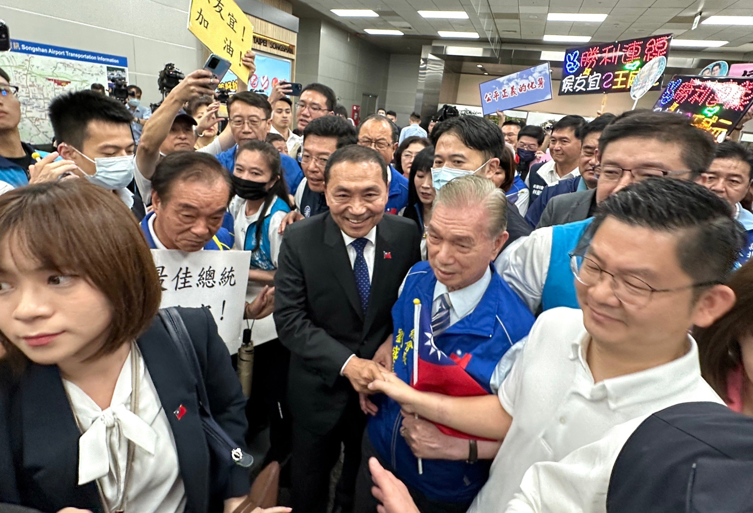 國民黨總統參選人侯友宜結束訪日行程返回台灣,大批支持者在機場接機。林啟弘攝