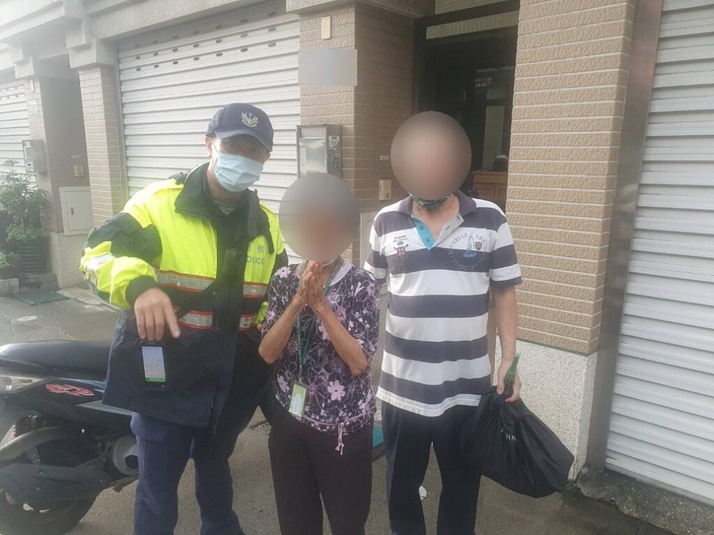 ▲圖說：寫有電話的魔法小卡發揮效用，讓員警得以協助母子團圓 （圖／台中市政府提供）