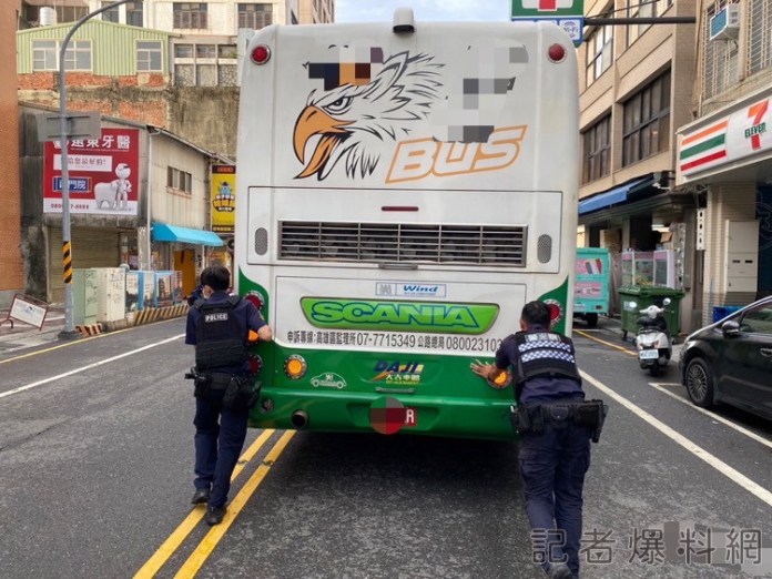 南警馬路推遊覽車「新式訓練」? 南警化身大力士力解圍 84 S 542834692 | 社會 社會 記者爆料網