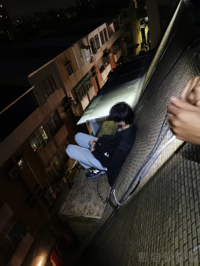 台南分手男坐女兒牆! 警消急拉回送醫免釀悲劇 83 1690739377320 | 社會 社會 記者爆料網