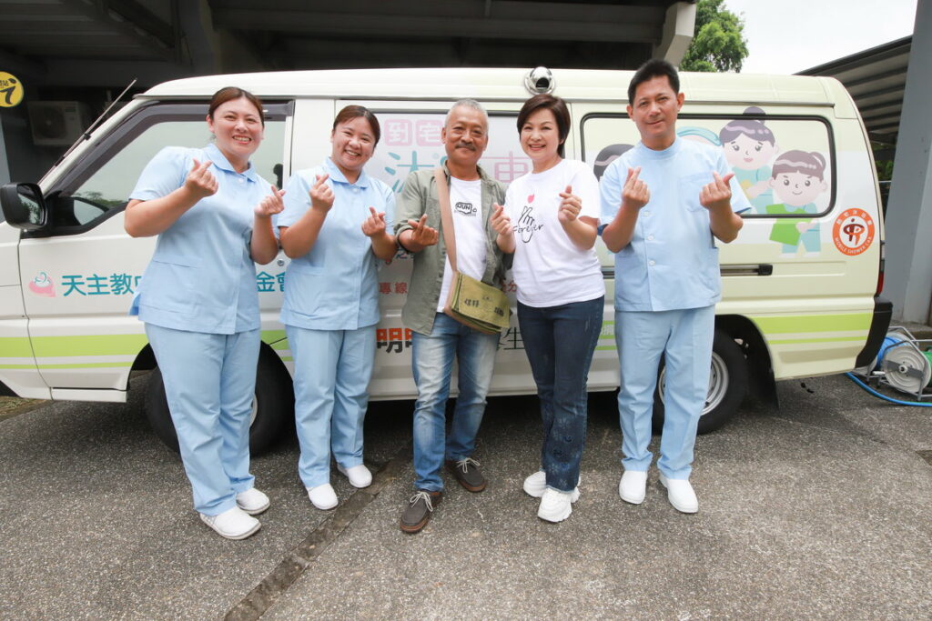國際影后楊貴媚、金曲歌王謝銘祐與沐浴車服務團隊合影