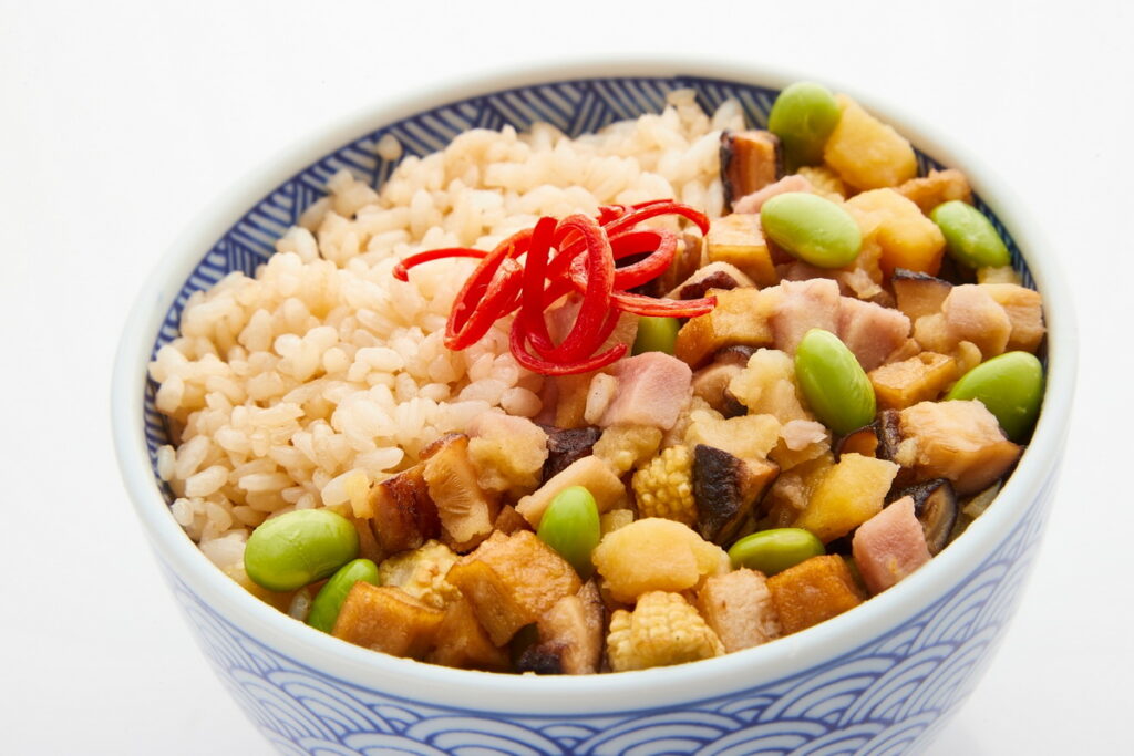 ▲東森購物新推出「東森農場御膳蔬食組」,五款新口味,圖為「八寶飯」。
