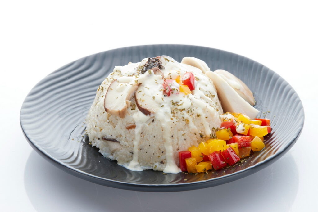 ▲東森購物新推出「東森農場御膳蔬食組」,五款新口味,圖為「匈牙利燉飯」
