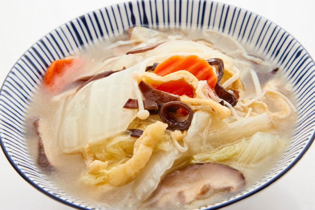 ▲東森購物新推出「東森農場蔬食煮藝拌麵組合」,三種口味,圖為「羅漢齋」。