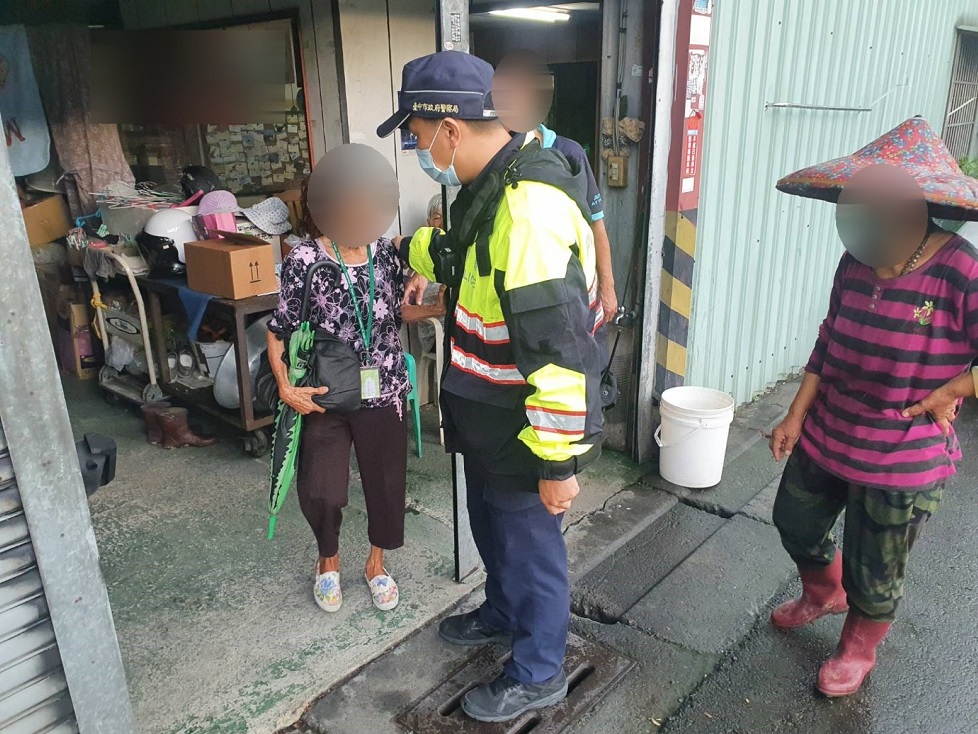 ▲圖說：熱心民眾察覺老婦人迷失，將她留住通知員警前來協助              （圖／台中市政府提供）