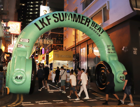 蘭桂坊夏日嗶音樂節吸引超過一萬名市民和遊客參與，一連兩日沉浸在音樂和美食帶來的雙重滿足