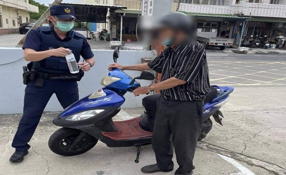 失智翁迷路轉圈圈又闖紅燈 臺西警主動發覺助平安歸