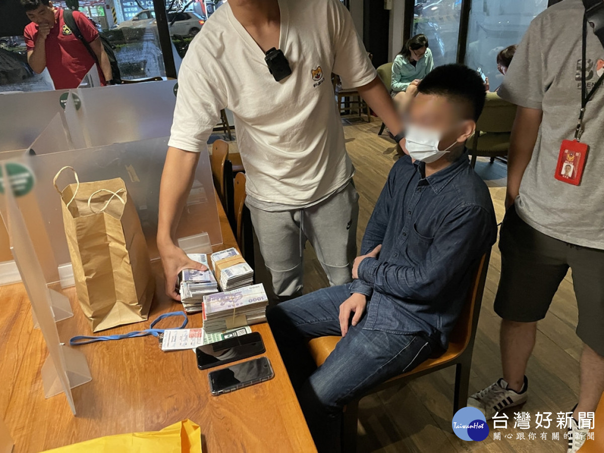 警方在環中東路一帶咖啡廳內，趁邱姓詐欺車手出現向被害人取款後，埋伏員警當場上前逮捕。