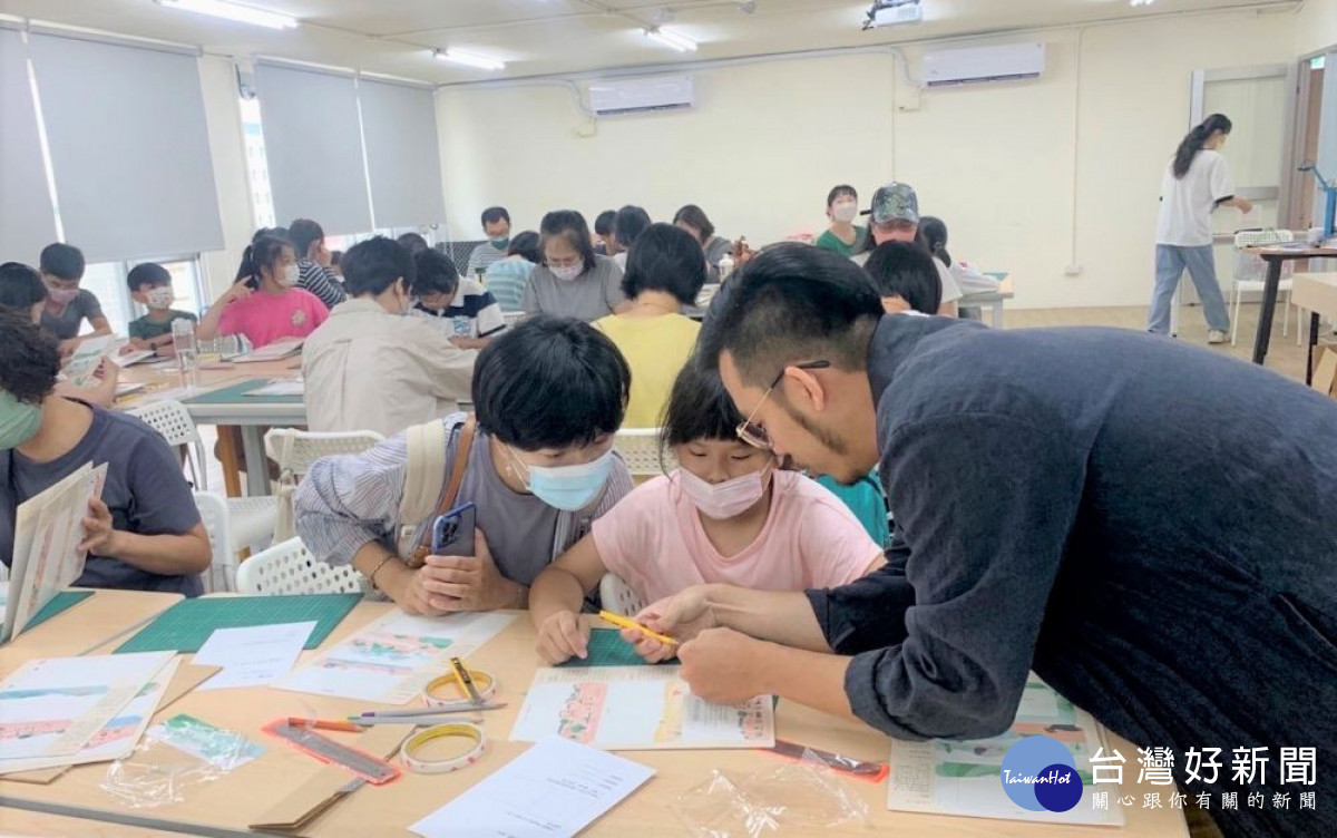 「桃園記憶層景盒」工作坊，葉洋設計師與民眾共同描繪出心目中最記憶深刻的桃園景觀。