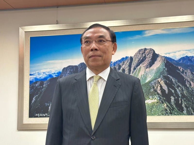 法務部長蔡清祥與三聯集團吸金20億元案主嫌徐少東多次合照,引發爭議。中央社