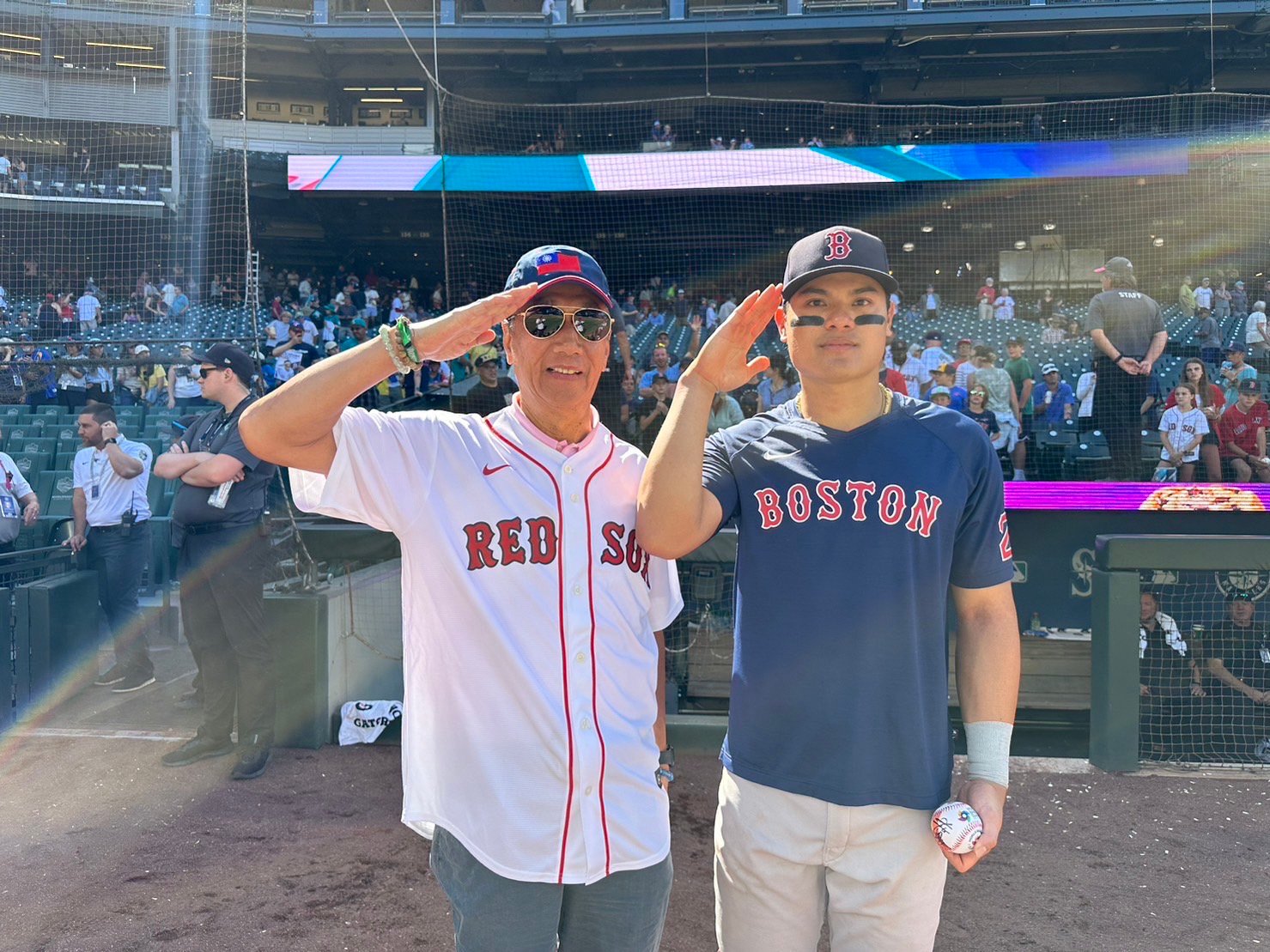 郭台銘特地去觀賞在美國大聯盟(MLB)打拚的我國棒球好手張育成比賽,兩人在球場合影做出「敬禮」手勢。 郭台銘辦公室提供