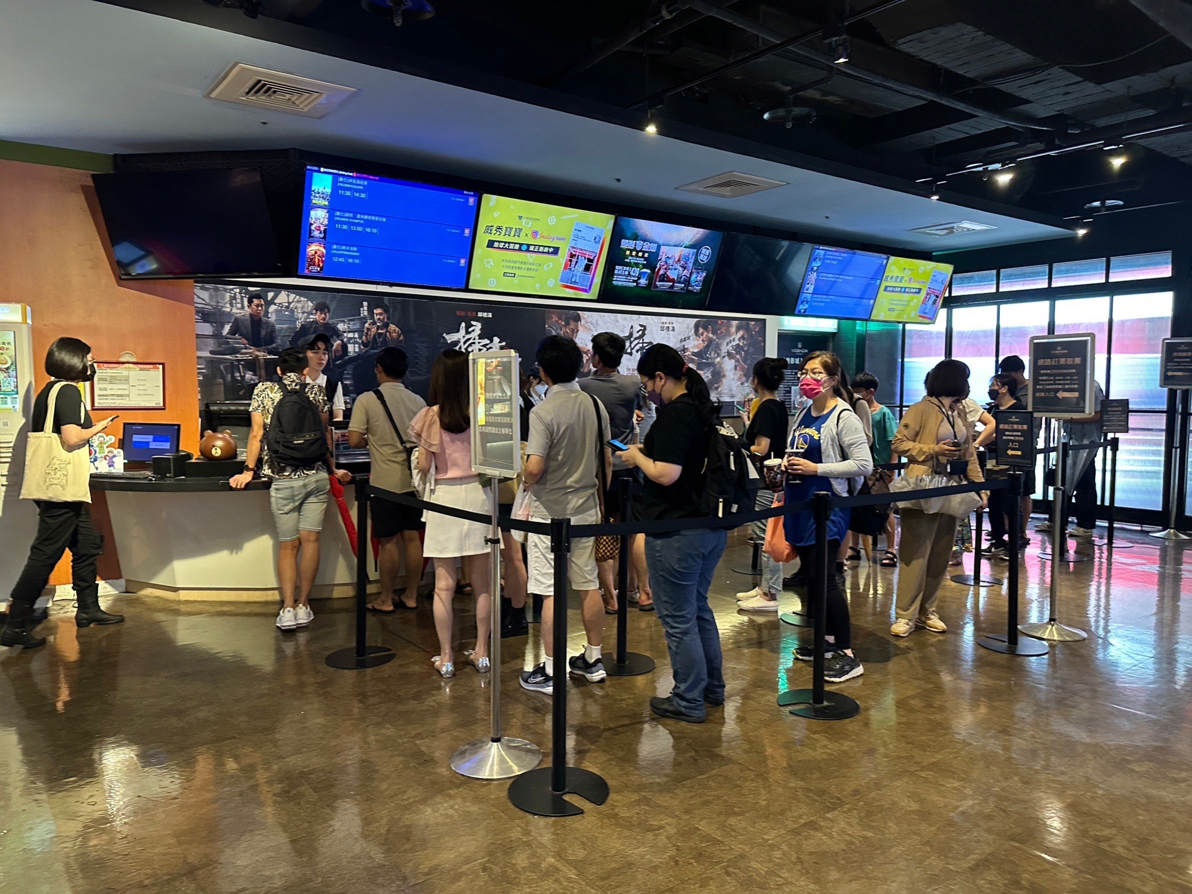 卡努颱風來襲,北台灣首當其衝,北北基今天停班停課一天,信義區上午有不少逛街民眾。林啟弘攝