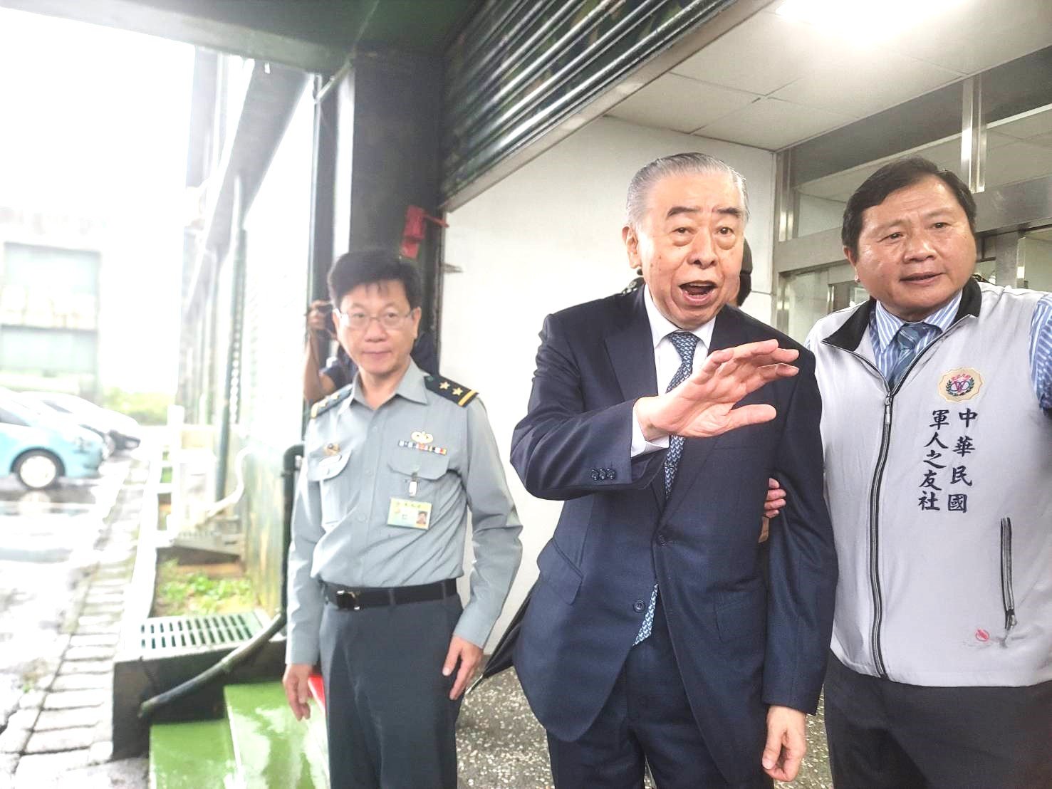 軍友社榮譽理事長李棟樑3日以辦桌方式慰勞官兵衛國辛勞。王烱華攝