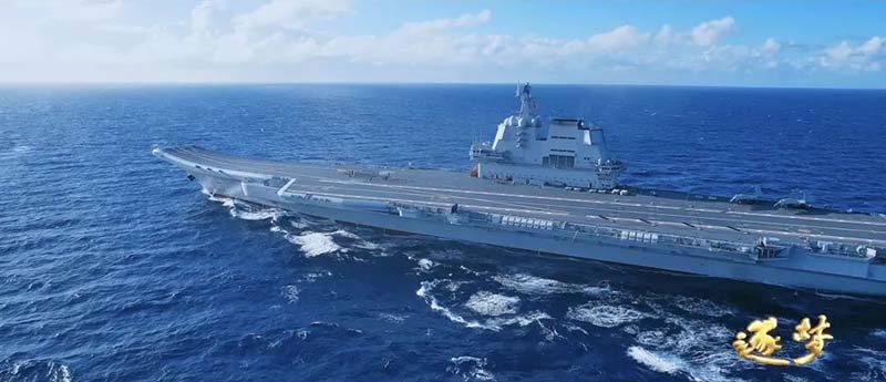 李韻晗說,看著一片大海,其實一點都不平靜。圖為「山東艦」在遼闊的海域上,預料就是在台灣海峽上。圖/取材央視