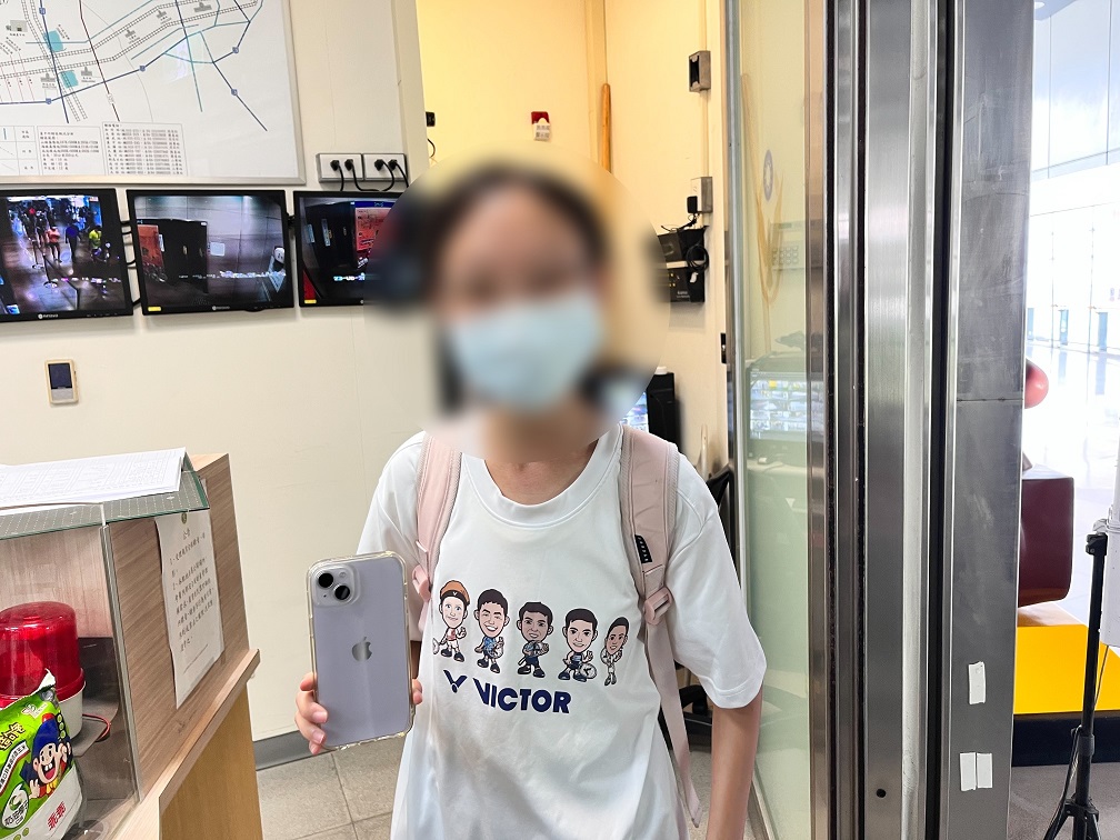 ▲圖說:員警鍥而不捨協助少女尋回遺落You Bike置物籃的手機 (圖/台中市政府提供)