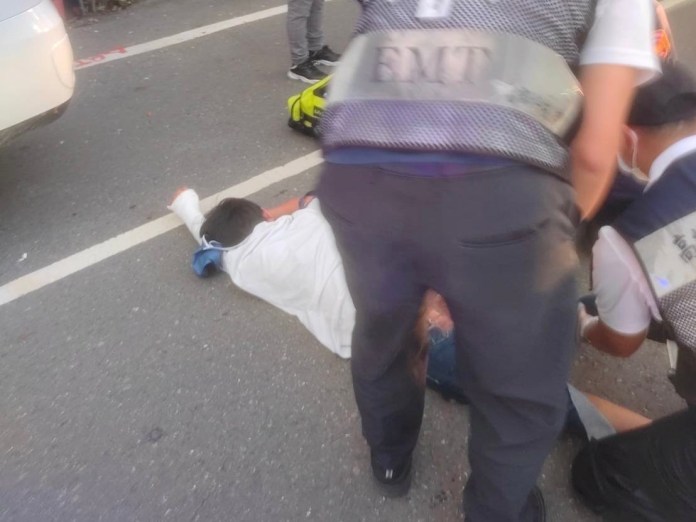 這個男人太狠了! 情侶吵架! 女竟趴引擎蓋遭男友拖行掉落還輾過 74 F9A62D7E 52AB 4370 8945 8491B9E4D9C5 | 社會 社會 記者爆料網