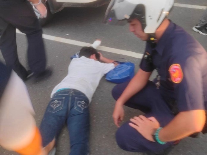 這個男人太狠了! 情侶吵架! 女竟趴引擎蓋遭男友拖行掉落還輾過 75 C77354B4 1264 4846 B432 148C6D388510 | 社會 社會 記者爆料網