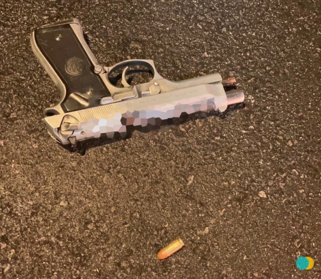 毒蟲疑趁颱風夜交易毒品 半路因糾紛持槍與警對峙遭撞車阻逃 75 S 116318289 | 社會 社會 記者爆料網