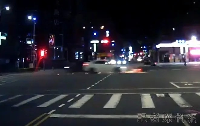 獨家|三寶大對決!高雄男騎士路口違規左轉 遭違規直行轎車撞飛 75 1691050565539 | 社會 社會 記者爆料網
