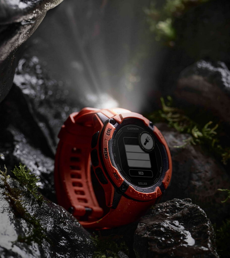 Garmin父親節優惠錶款「Instinct 2X Solar GPS智慧腕錶」內建LED手電筒,光線不足或危急時刻也能幫助用戶安心前行