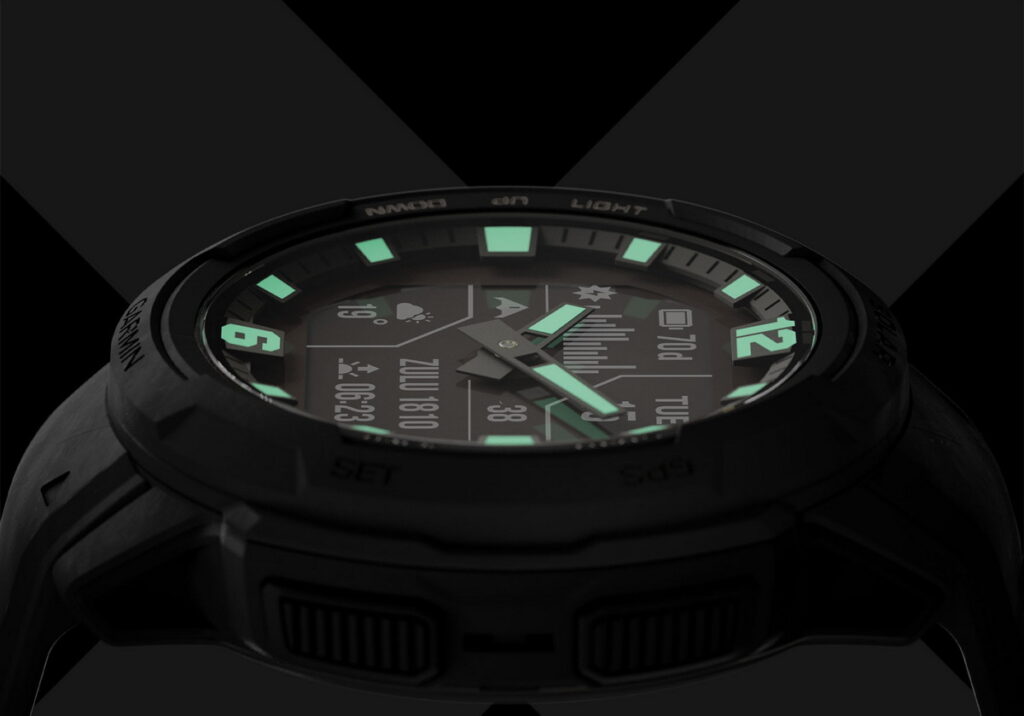 Garmin Instinct Crossover設計大膽創新,運用科技感塗層打造搶眼夜光指針,提升夜間辨識度,成為爸爸最帥氣的腕上配件