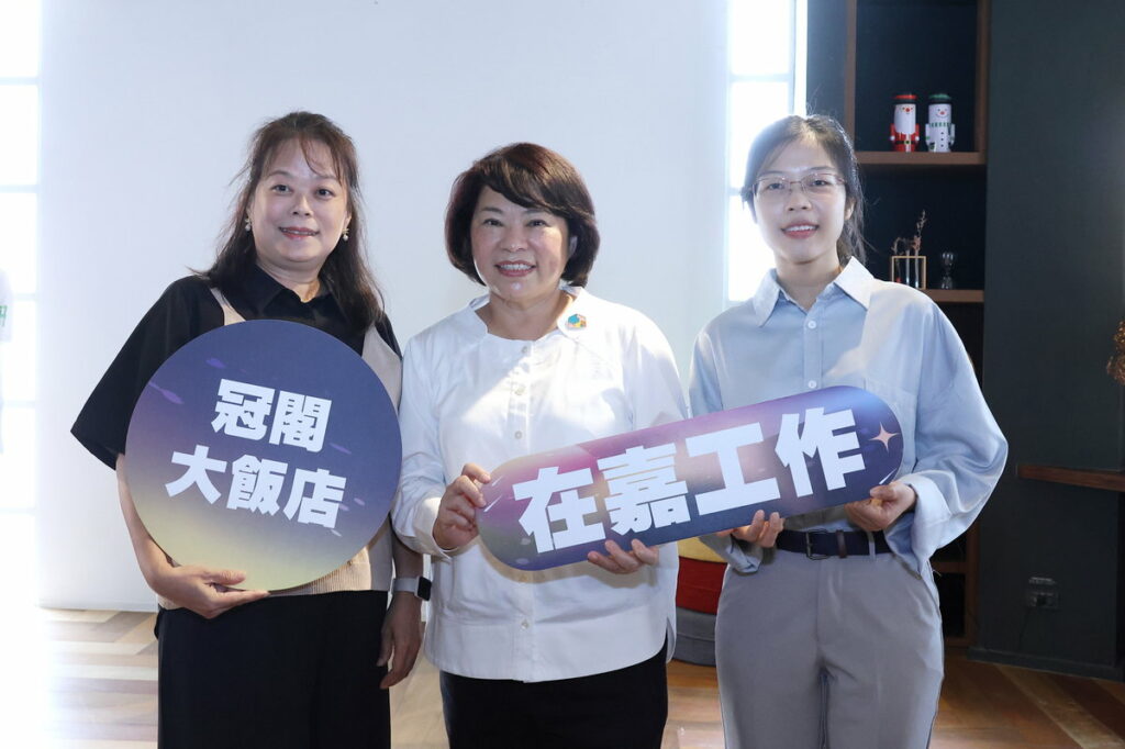 參與計劃的林芳兒(右一)與市長合影
