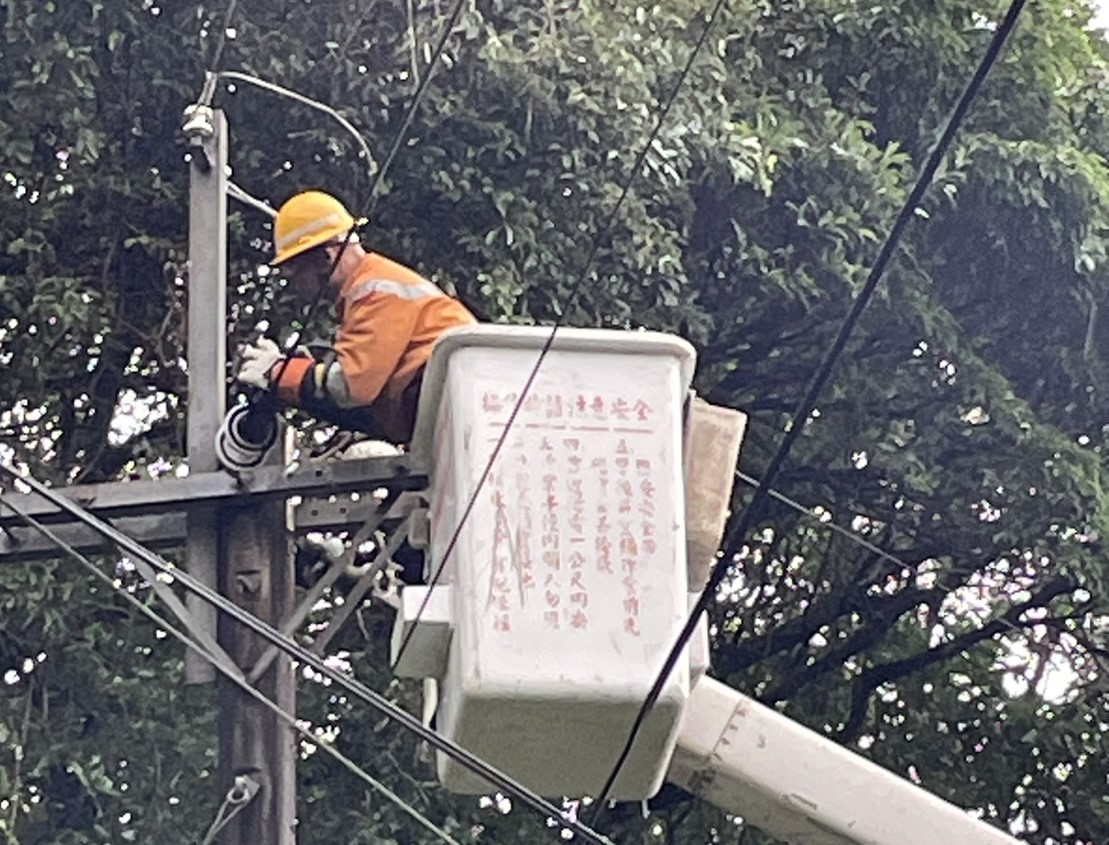 卡努颱風來襲 新北地區停電七千餘戶台電搶修中 242 卡努颱風來襲 新北地區停電七千餘戶台電搶修中 241