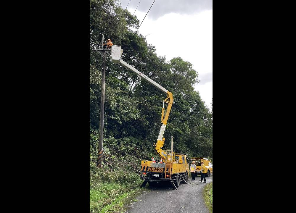 卡努颱風來襲 新北地區停電七千餘戶台電搶修中 244 卡努颱風來襲 新北地區停電七千餘戶台電搶修中 243