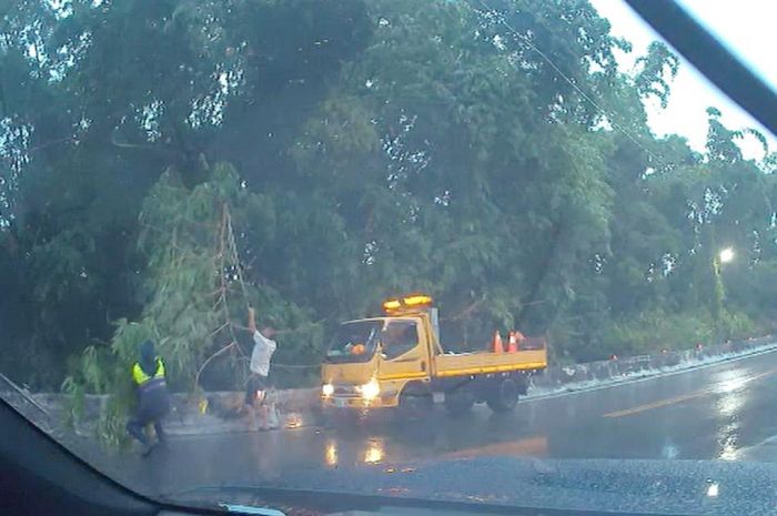 強降雨吹倒竹林阻交通 員警不畏風雨進行管制疏導