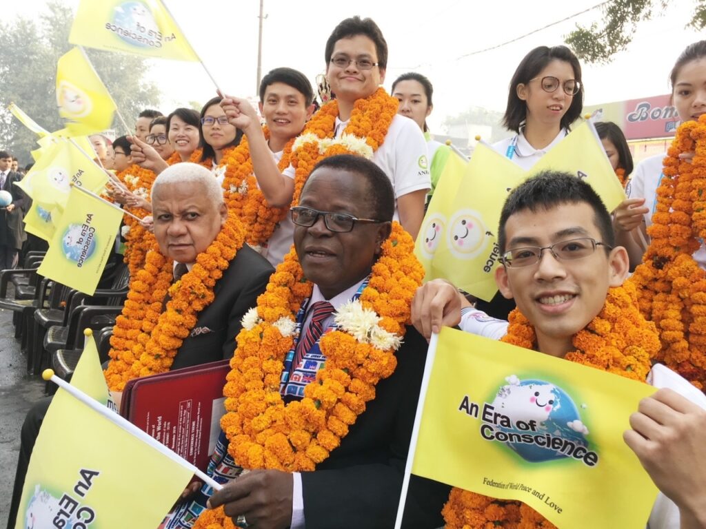 ▲Ernest Njumbe(前排中)與太極門青年弟子Fred Lee(前排右)建立起真摯友誼。（記者李欣翻攝）