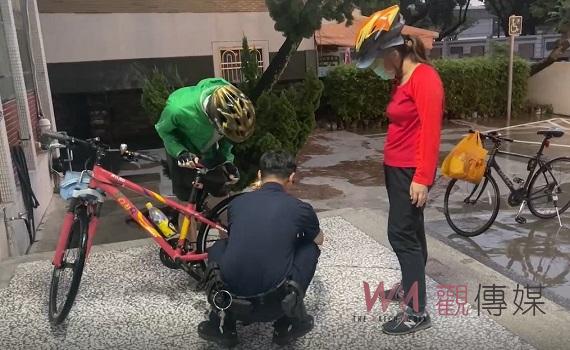 民眾單車突洩氣求援　東和員警協助檢查打氣