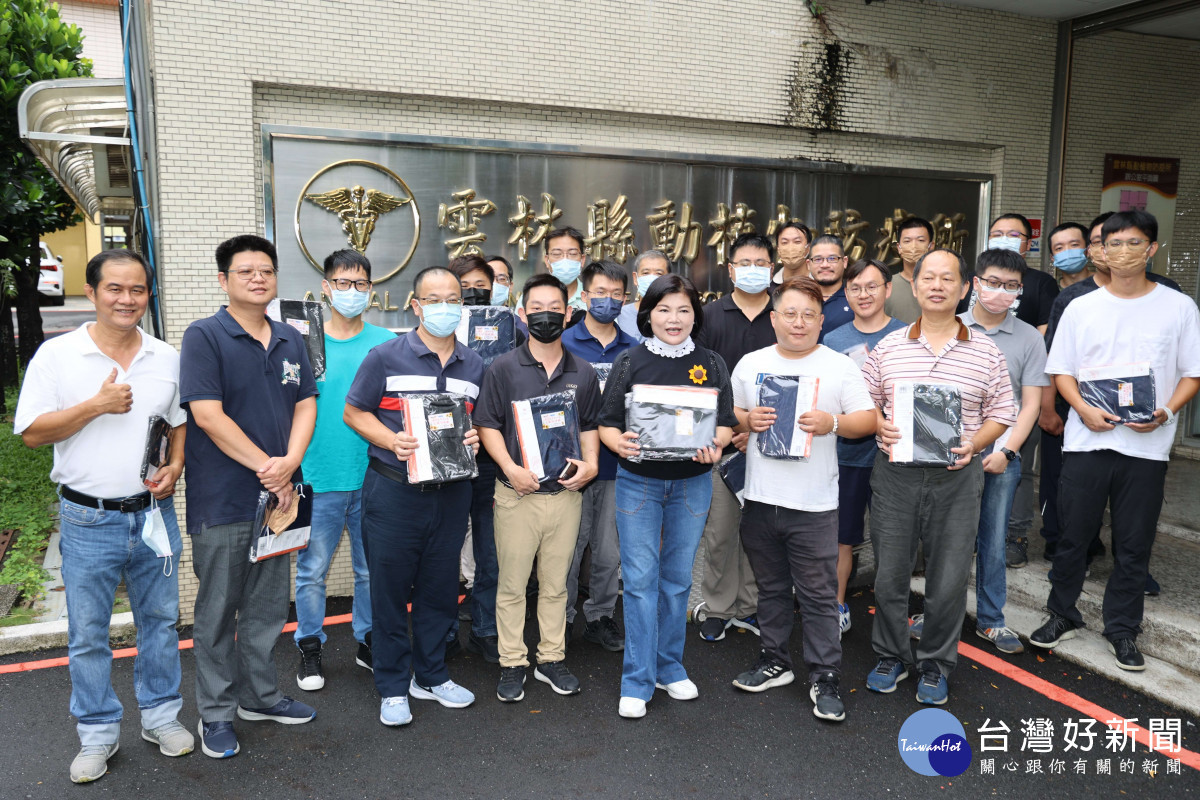 縣長張麗善、副縣長謝淑亞今(4)日致贈多功能鞋袋給戮力公務的縣府男性同仁,以表達關心與感謝之意/林詩涵翻攝