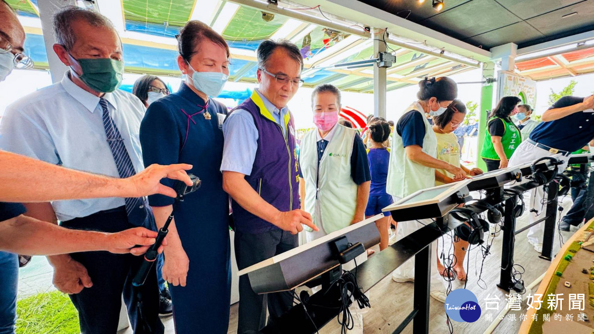 慈濟「行動環保教育車」開進大城鄉嘉年華會 縣府蔡金田處長到場體驗。圖/教育處提供