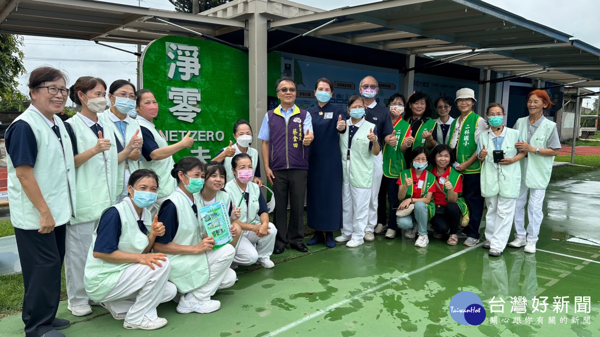 慈濟「行動環保教育車」開進大城鄉嘉年華會 縣府蔡金田處長到場體驗。圖/教育處提供