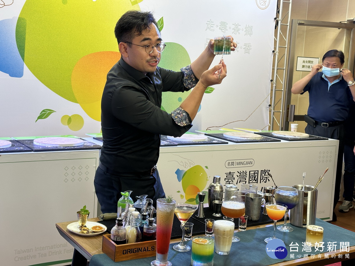 蔡思特老師示範創意手搖飲調製。(記者扶小萍攝)