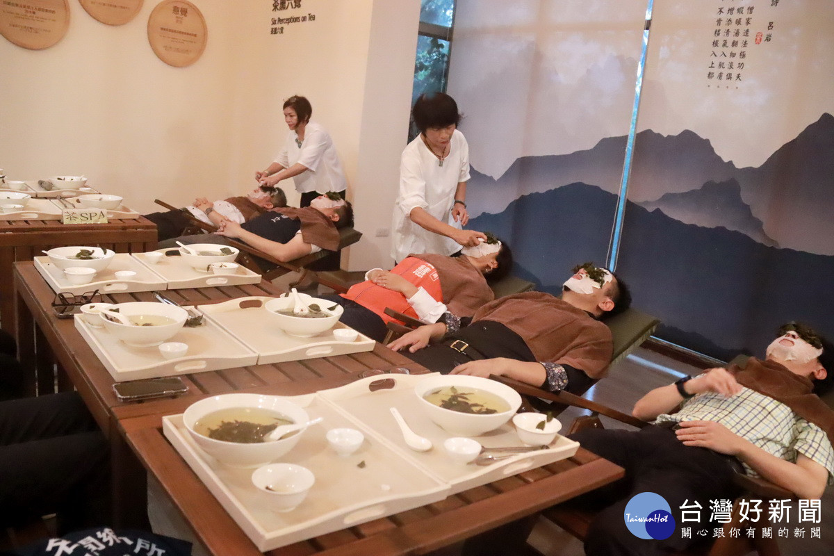 活動中也可暢遊體驗茶薰六覺,感受茶葉敷臉的清爽。(記者扶小萍攝)