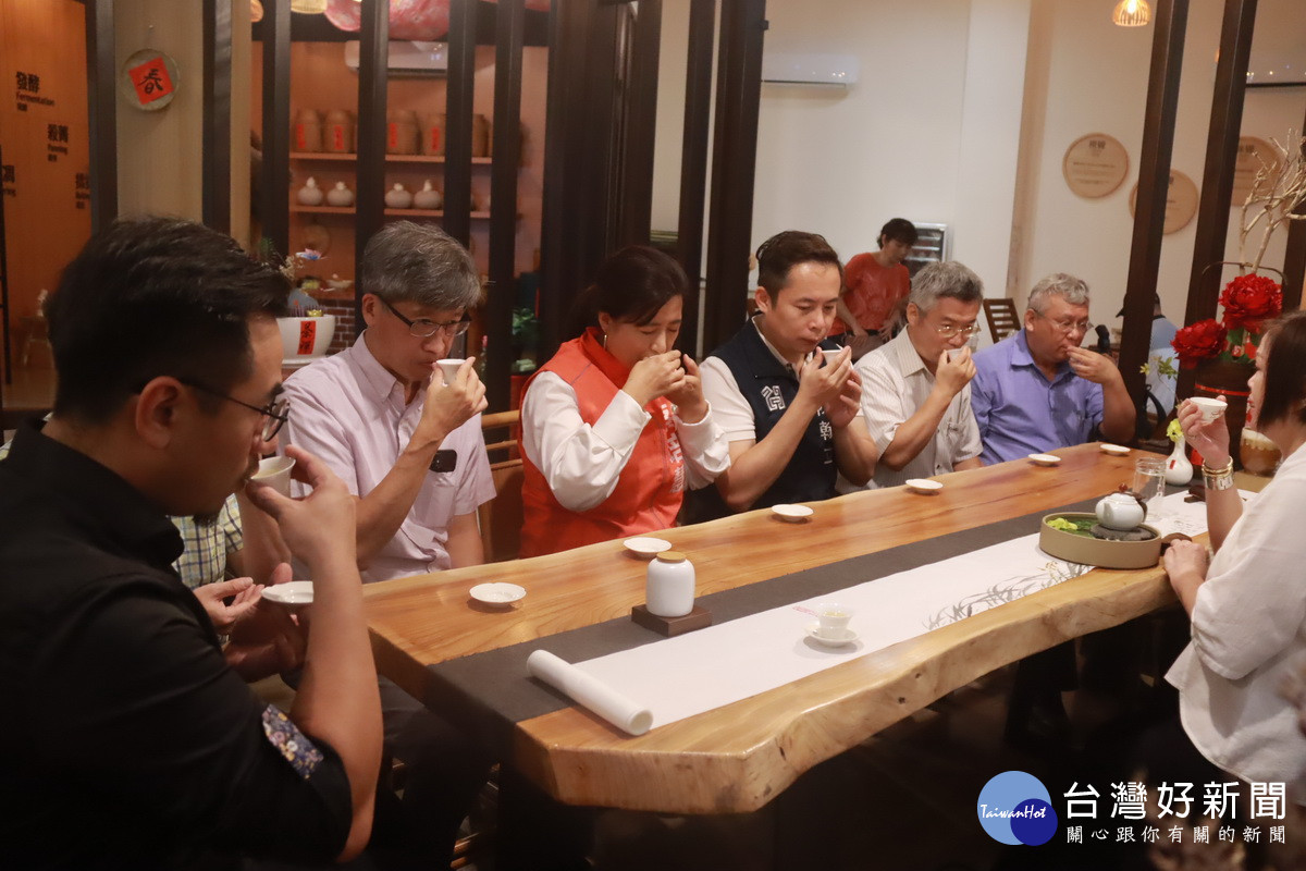 陳鄉長推薦名間好茶歡迎大家來品茶。(記者扶小萍攝)