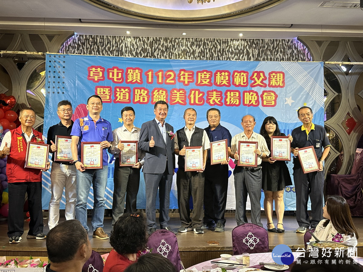 簡鎮長頒贈感謝狀予贊助的企業。(記者扶小萍攝)
