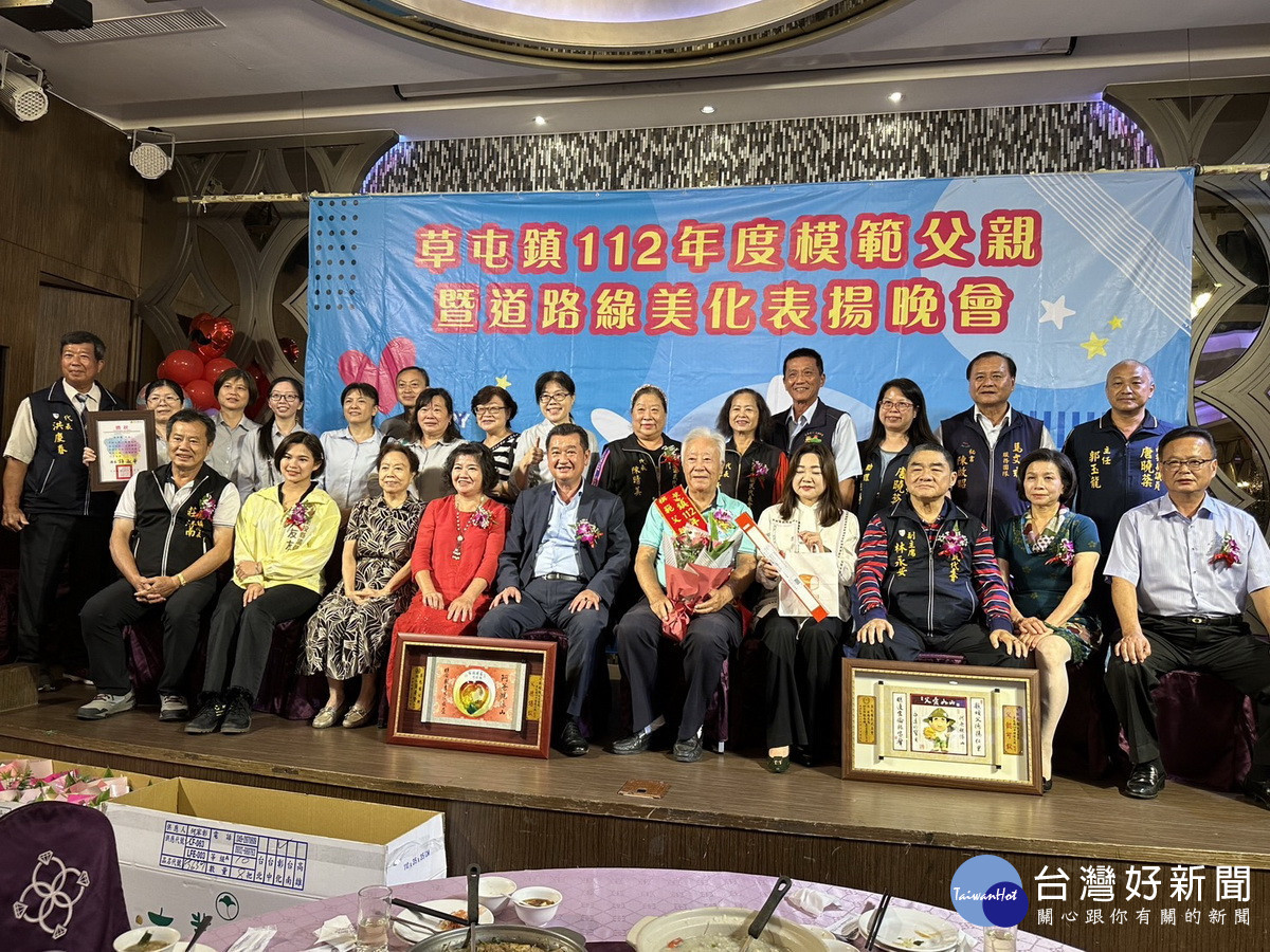 馬立委簡鎮長與林友友李洲忠議員等逐一與模範父親及家人合影。(記者扶小萍攝)